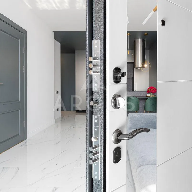 Входная дверь  Гранд Антик серебро Доминго Эмалит белый